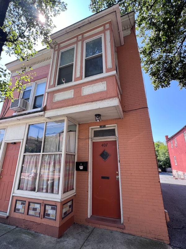 property at 407 W Race St