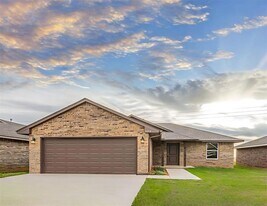 1624 Highland Loop in Guthrie, OK - Building Photo