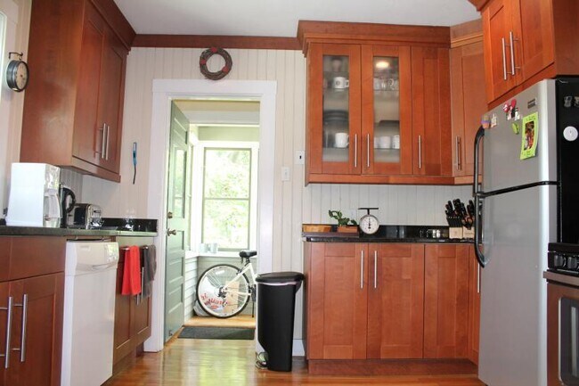 2 Winthrop St, Unit 1 in Watertown, MA - Building Photo - Building Photo