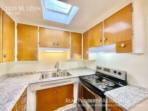 The Royal Apartments in Seattle, WA - Building Photo - Building Photo