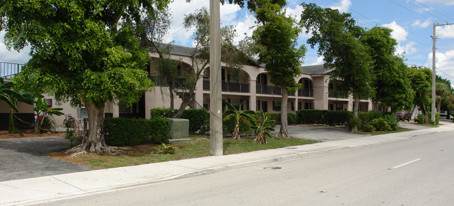 3990 Riverside Dr in Coral Springs, FL - Building Photo - Building Photo