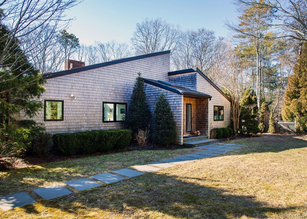 5 Southwood Ln in Quogue, NY - Building Photo
