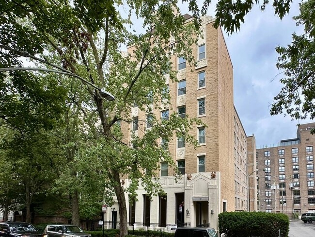 property at 925 W Carmen Ave