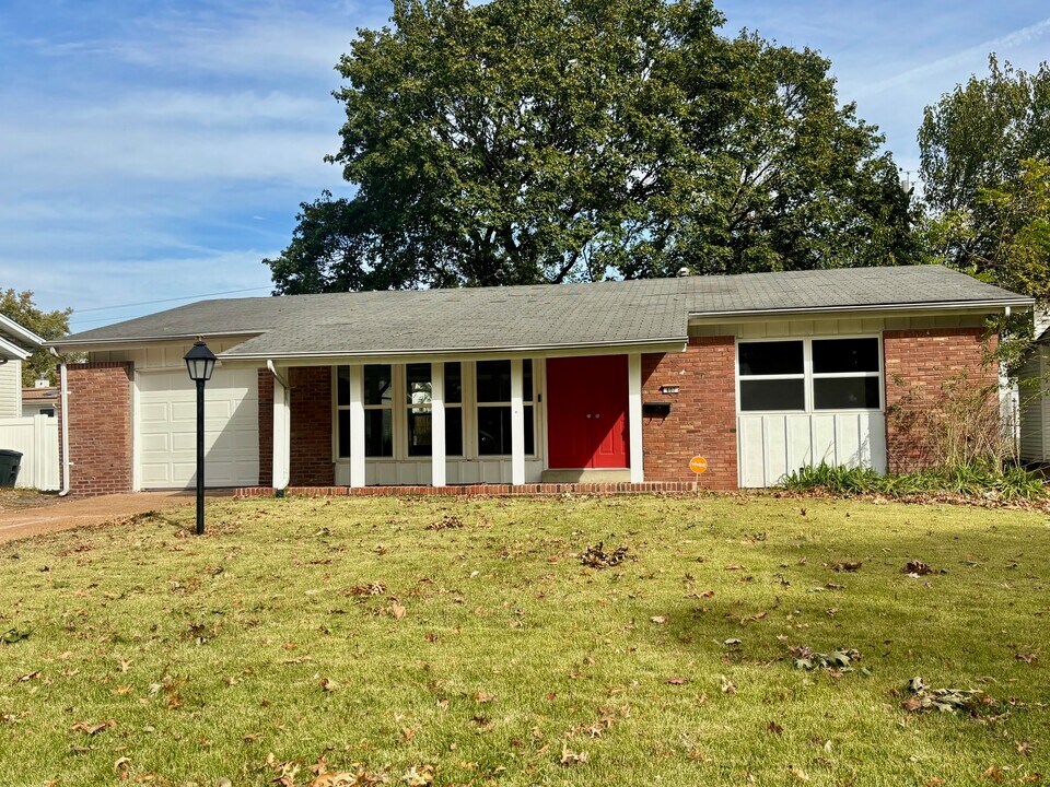 607 Coach Light Ln in Hazelwood, MO - Building Photo