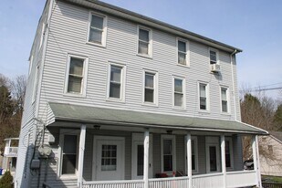 142 W Main St in Windsor, PA - Building Photo