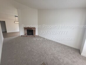 207 Stokes Ct in Petaluma, CA - Building Photo - Building Photo