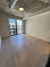 120 NW 31st St, Unit A2 in Miami, FL - Foto de edificio - Building Photo