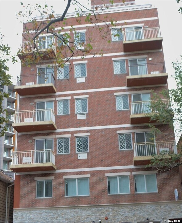 70-38 Broadway-Unit -4B in Queens, NY - Building Photo