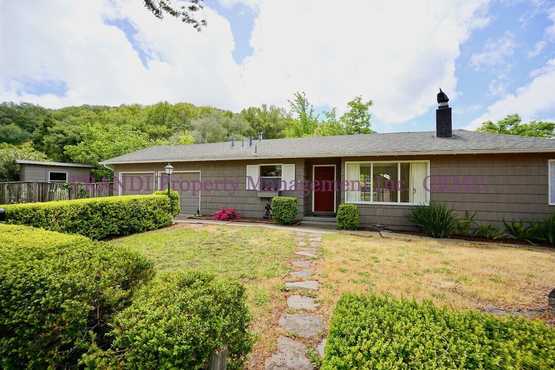 4 Holstein Rd in San Anselmo, CA - Building Photo