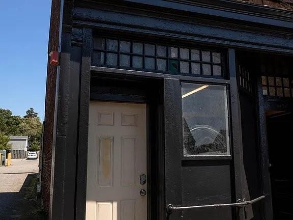 property at 594 Thames St
