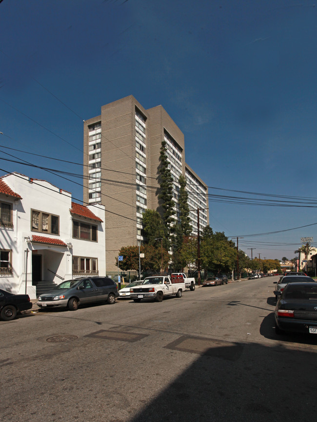 Union Ferraro Towers in Los Angeles, CA - Foto de edificio - Building Photo