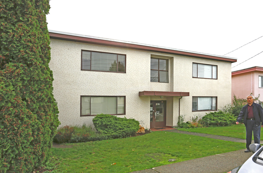 6730 Dow Ave in Burnaby, BC - Building Photo