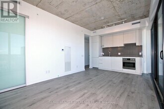 161-2161 Roehampton Ave in Toronto, ON - Building Photo - Building Photo