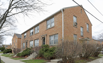 7402 W Lincoln Ave in Milwaukee, WI - Building Photo - Building Photo