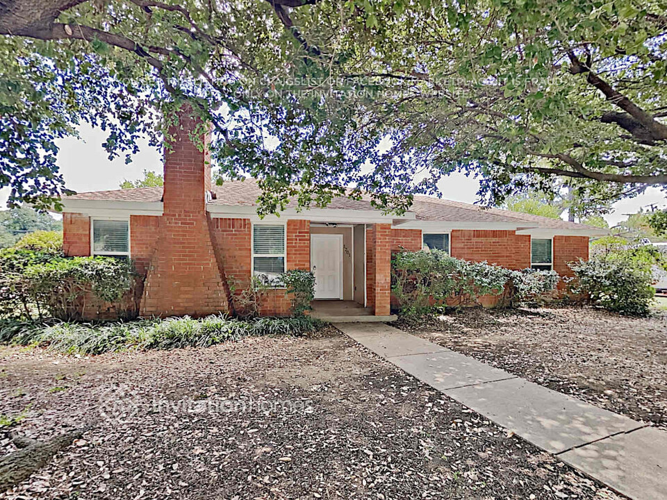 1201 Brookfield Ln in Mansfield, TX - Building Photo