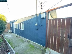 924 E Meadow Ave in Pinole, CA - Building Photo - Building Photo