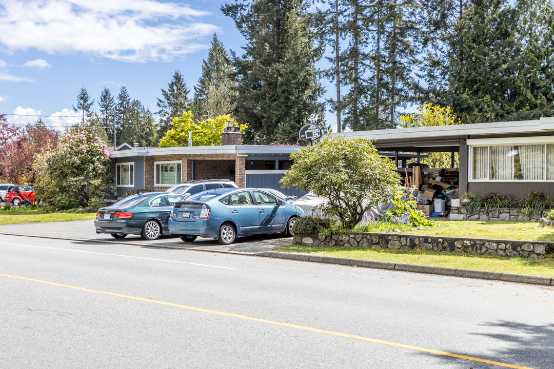 3665 Edgemont Blvd in North Vancouver, BC - Building Photo