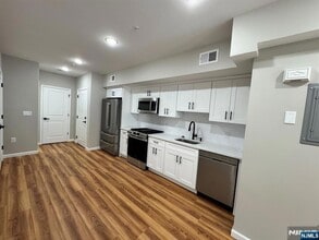 545 Central Ave, Unit 1 in Harrison, NJ - Building Photo - Building Photo