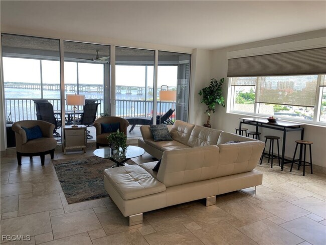 2090 W First St in Ft. Myers, FL - Foto de edificio - Building Photo