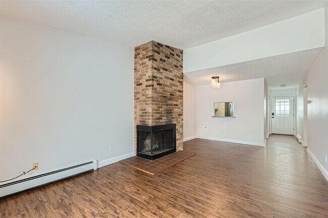 1544 Millpond Ct in Chaska, MN - Building Photo - Building Photo