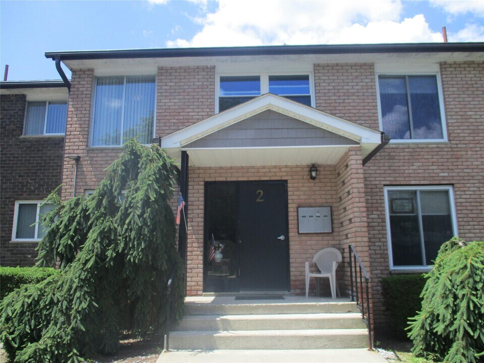 2 Barnett Dr in Monroe, NY - Building Photo