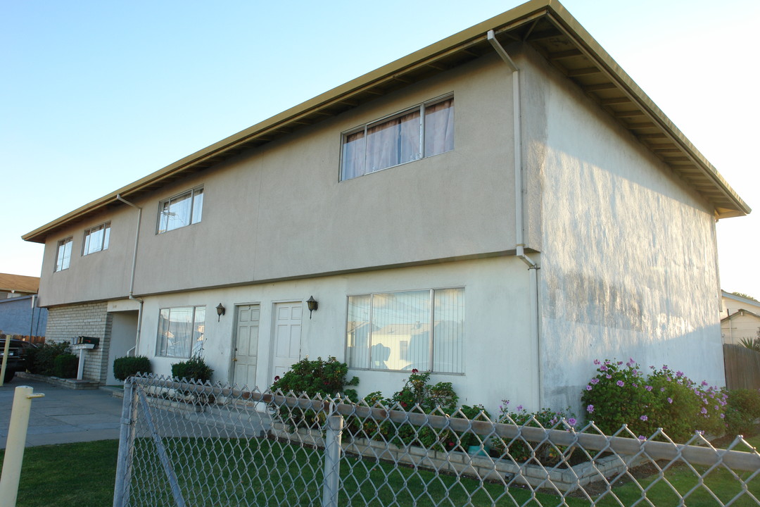 1002 N Sanborn Rd in Salinas, CA - Building Photo