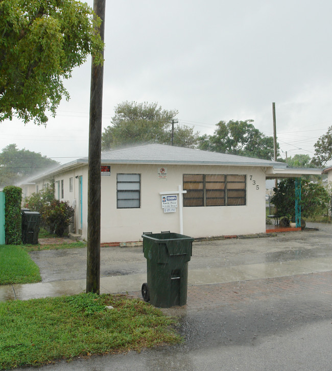 735 SW 5th St in Dania Beach, FL - Building Photo - Building Photo