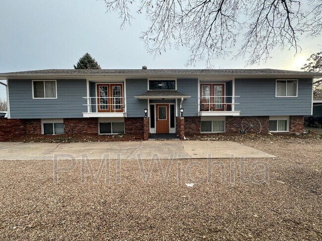 819 E 1st St in Newton, KS - Building Photo - Building Photo