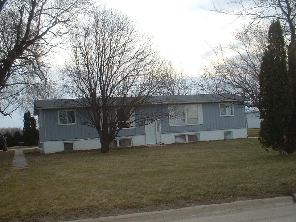 1331 Olive Ave in Hampton, IA - Foto de edificio