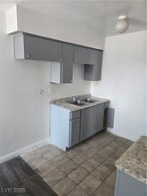 1402 E Desert Inn Rd in Las Vegas, NV - Building Photo - Building Photo