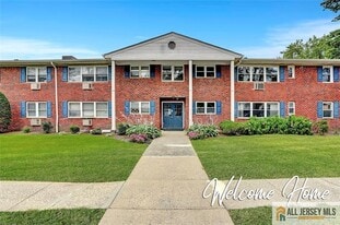 32 Woodedge Ave in Edison, NJ - Building Photo