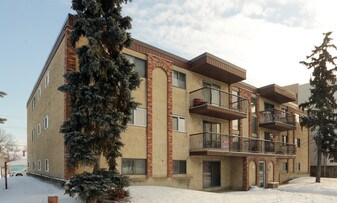 10917 109th St NW in Edmonton, AB - Building Photo