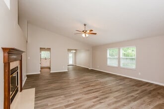 4751 Lakestone Dr in Indianapolis, IN - Foto de edificio - Building Photo