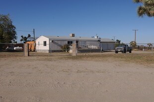 13722 Eaby Rd in Phelan, CA - Building Photo