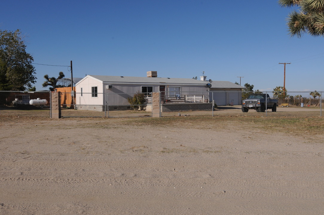 13722 Eaby Rd in Phelan, CA - Foto de edificio