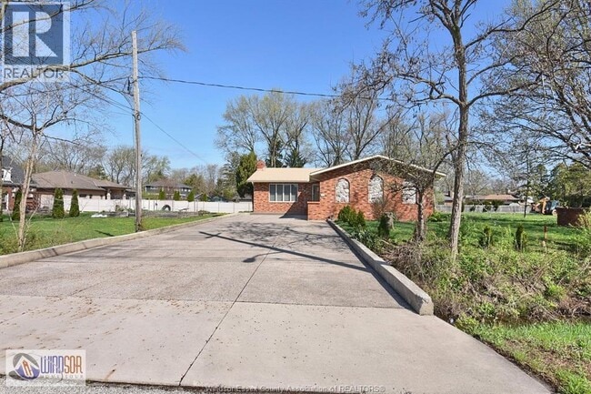 600 Cousineau Rd in Windsor, ON - Building Photo - Building Photo