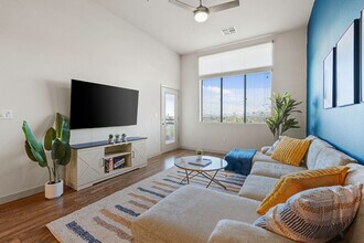 711 W Broadway Rd in Tempe, AZ - Foto de edificio - Building Photo