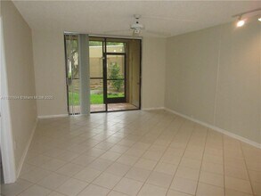 8005 SW 107th Ave in Miami, FL - Building Photo - Building Photo