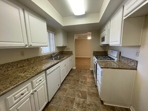 360 Hollywood Way in Burbank, CA - Foto de edificio - Interior Photo