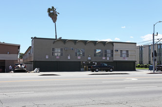 Roscoe Apartments in Panorama City, CA - Foto de edificio - Building Photo