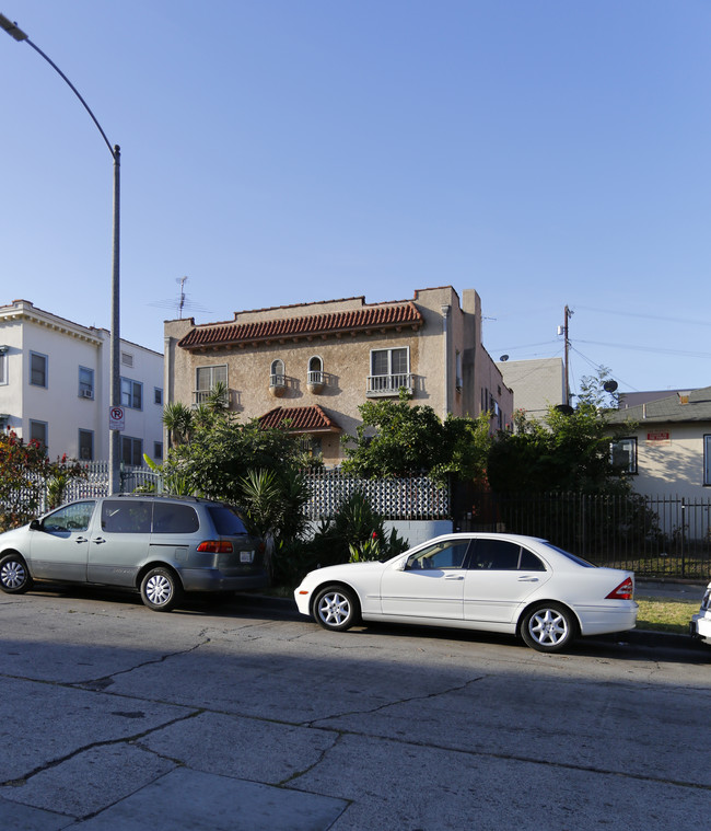 2832 Leeward Ave in Los Angeles, CA - Foto de edificio - Building Photo