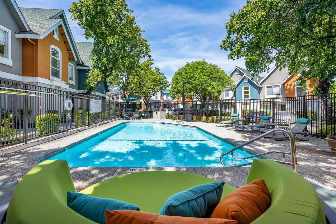 Oakshade Commons in Davis, CA - Foto de edificio