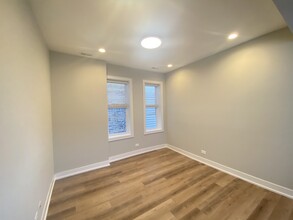 2542 S Albany Ave in Chicago, IL - Building Photo - Interior Photo