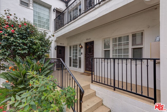 320 S Reeves Dr in Beverly Hills, CA - Building Photo - Building Photo