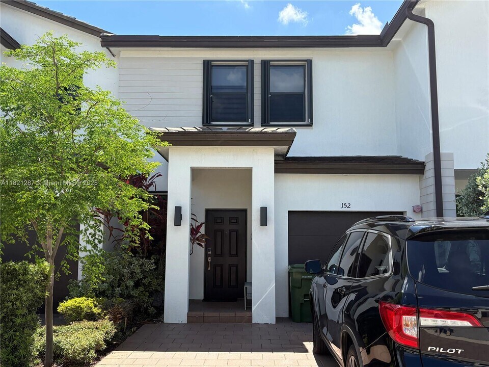 152 SW 185th Way in Pembroke Pines, FL - Building Photo
