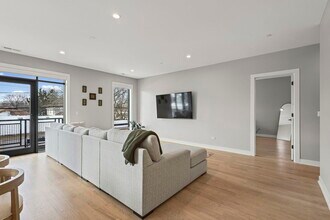 6246 N Pulaski Rd in Chicago, IL - Building Photo - Building Photo