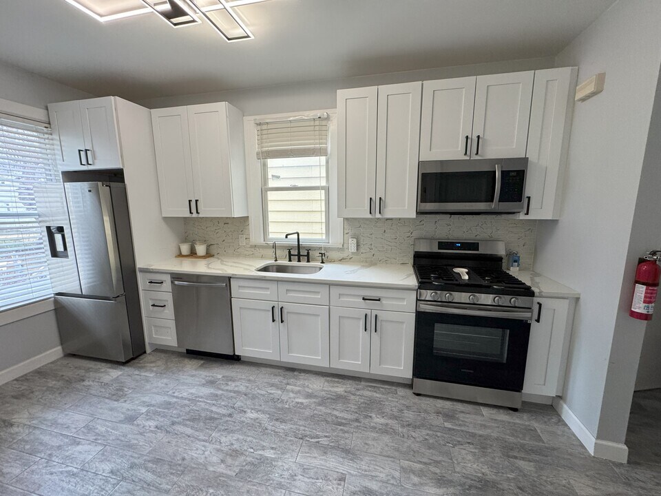 83 Anderson Ave, Unit 1 in Wallington, NJ - Building Photo