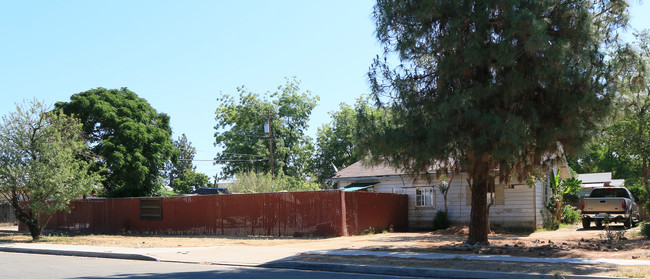 7376 N College Ave in Pinedale, CA - Building Photo - Building Photo