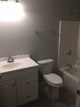 307 East St, Unit 1 in Plainville, CT - Building Photo - Building Photo