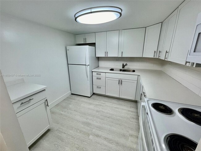 8101 SW 72nd Ave in Miami, FL - Building Photo - Building Photo
